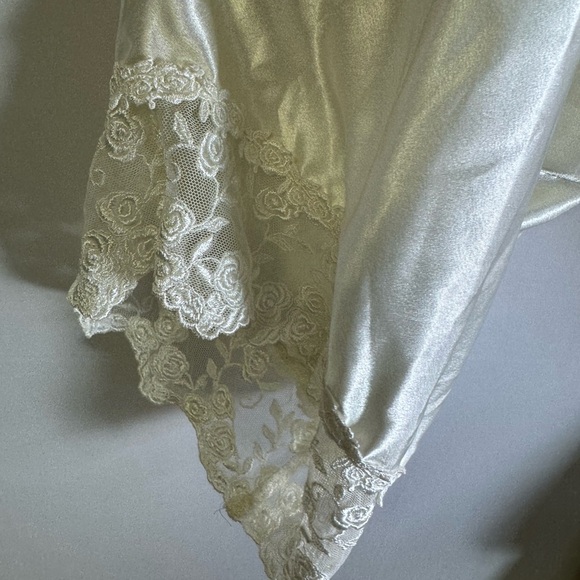 Vintage Elegant Cream Lace Trim Robe - Picture 3 of 5